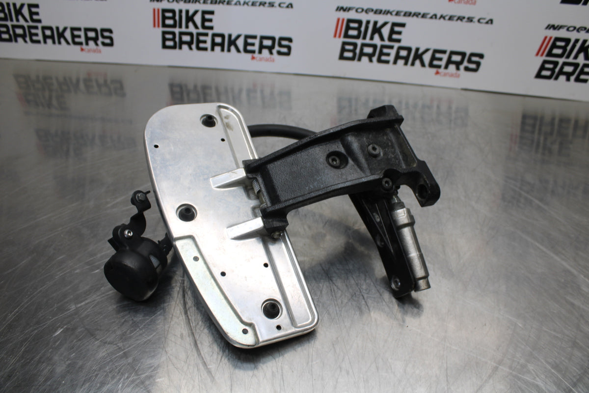 09 YAMAHA ROYAL STAR XVZ1300TF VENTURE RIGHT FRONT FOOT REST PEG STEP BB151