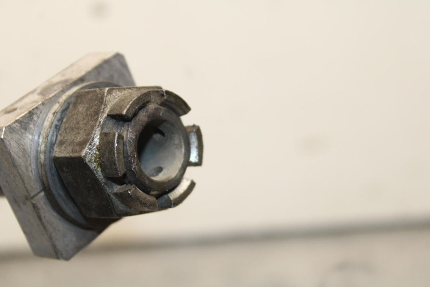 09-12 KAWASAKI NINJA ZX6R REAR AXLE BACK WHEEL RIM BOLT AXEL 41068-0035 BB617