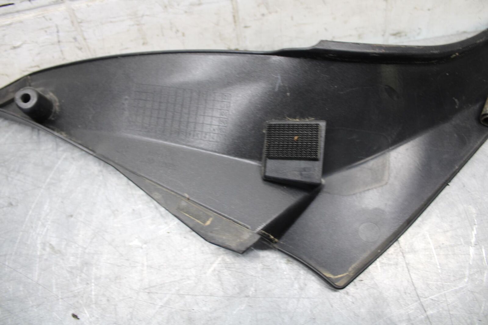 2008 Kawasaki Ninja ZX10R  RIGHT FRONT SIDE SEAT SADDLE PANEL TRIM COWL BB524