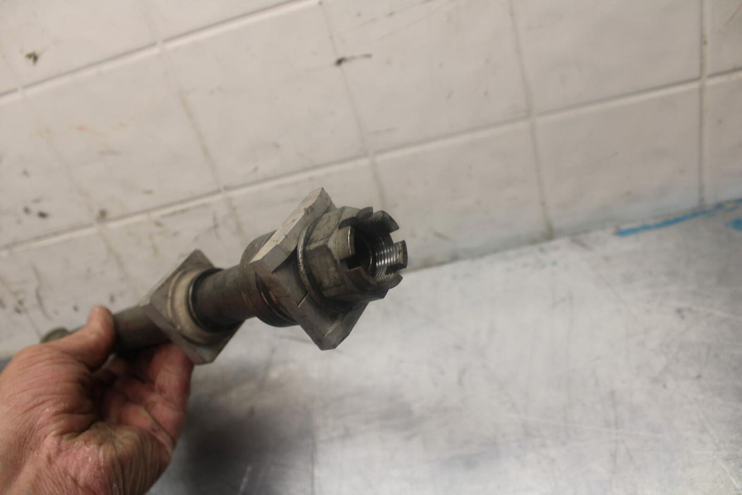 07-08 KAWASAKI NINJA ZX6R REAR AXLE  WHEEL RIM PIVOT BOLT AXEL 41068-0035 BB456