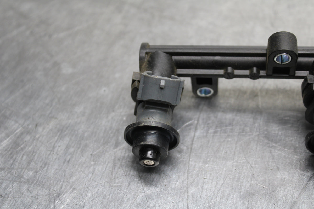 10-11 HONDA CBR1000RR SECONDARY FUEL INJECTORS TOP AIRBOX GAS RAIL BB128