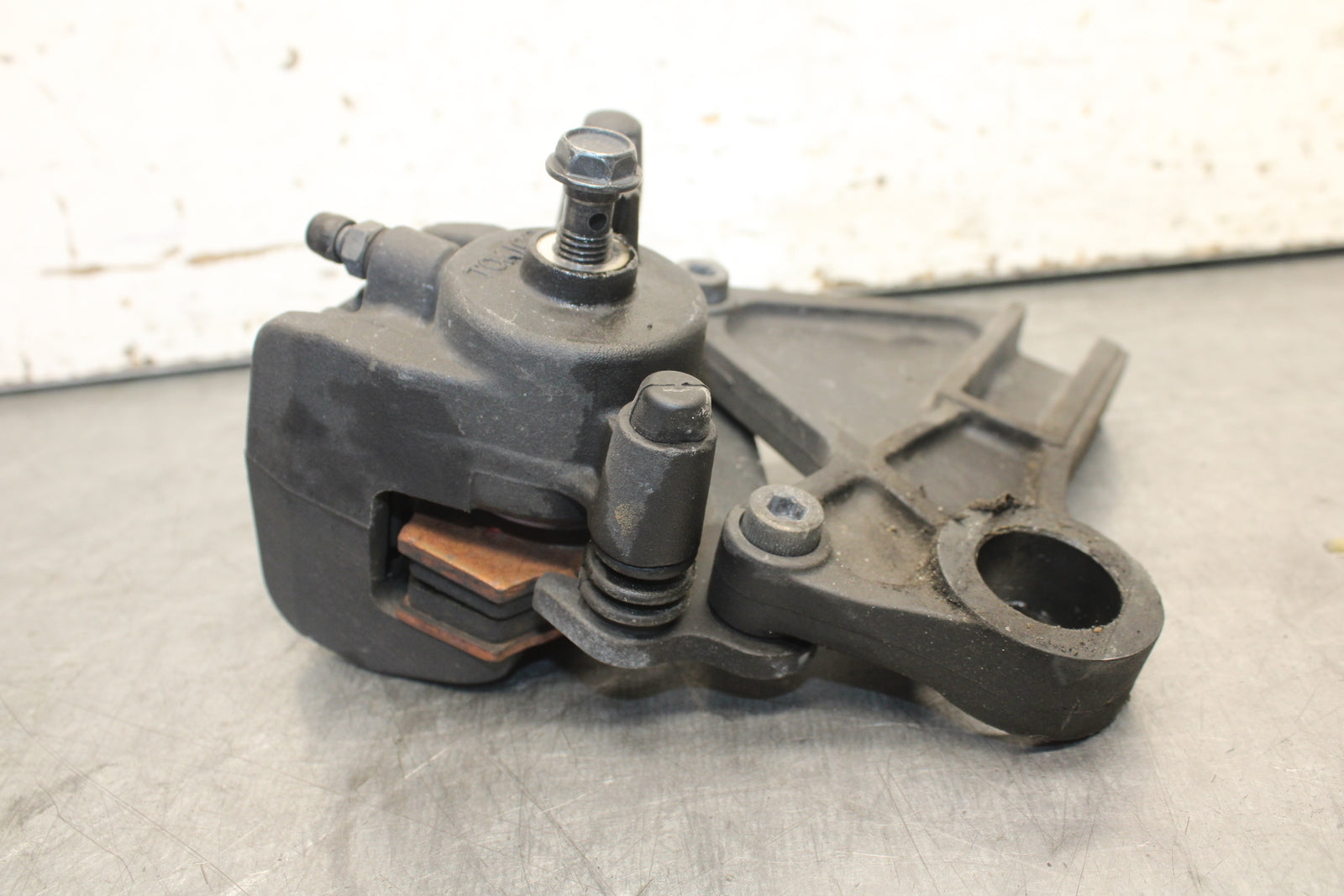 09-12 KAWASAKI NINJA ZX6R REAR BACK BRAKE CALIPER W MOUNT BRACKET BB698