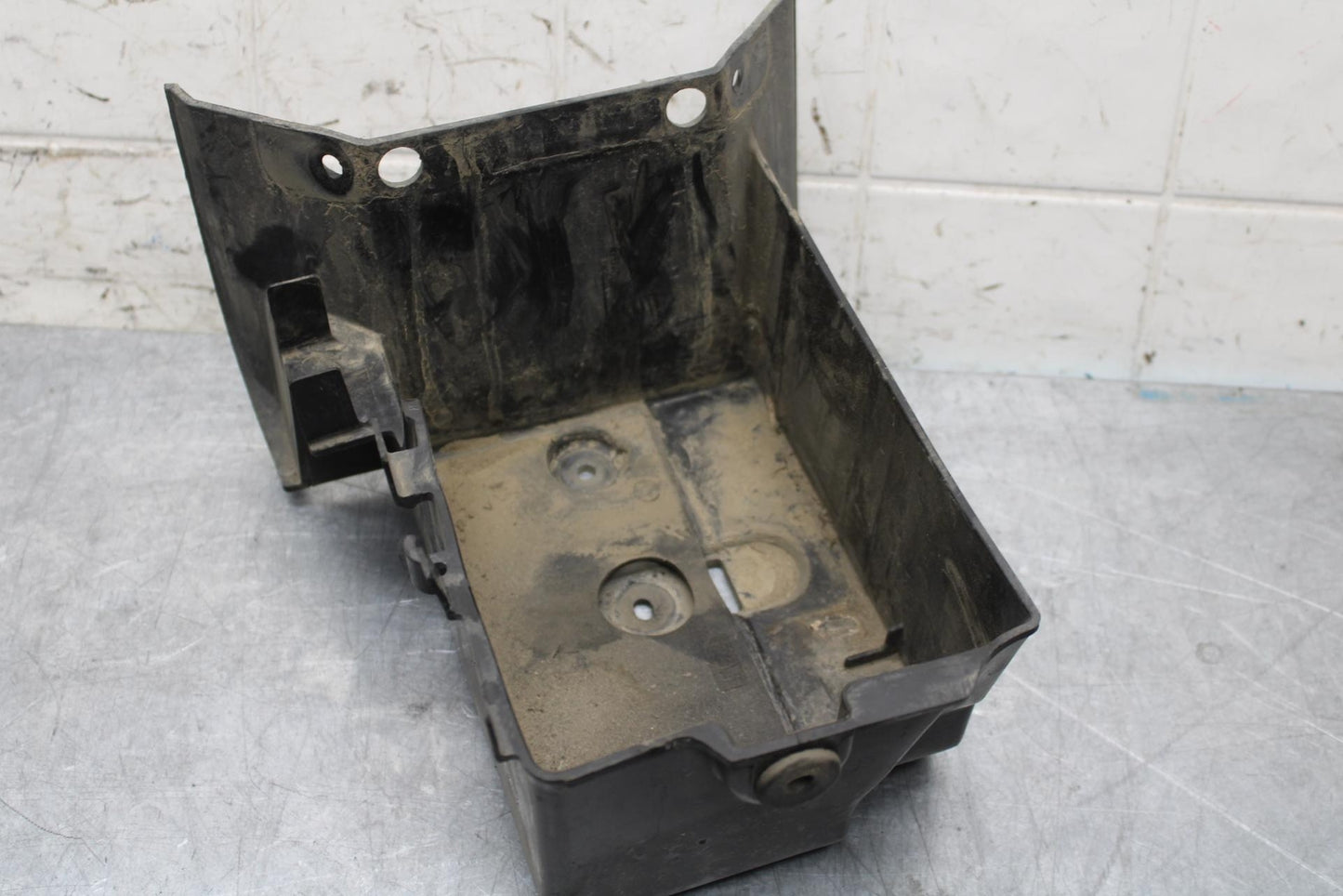2005 Kawasaki Vulcan 1600 VN1600D Nomad BATTERY TRAY BOX HOLDER BB556