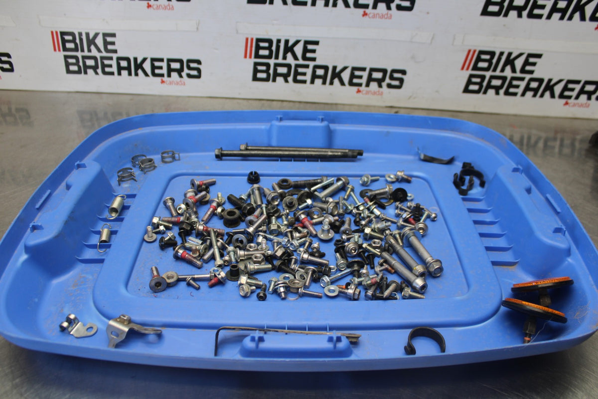 25 KAWASAKI Z900 MOUNTING BOLTS HARDWARE SCREWS BB928
