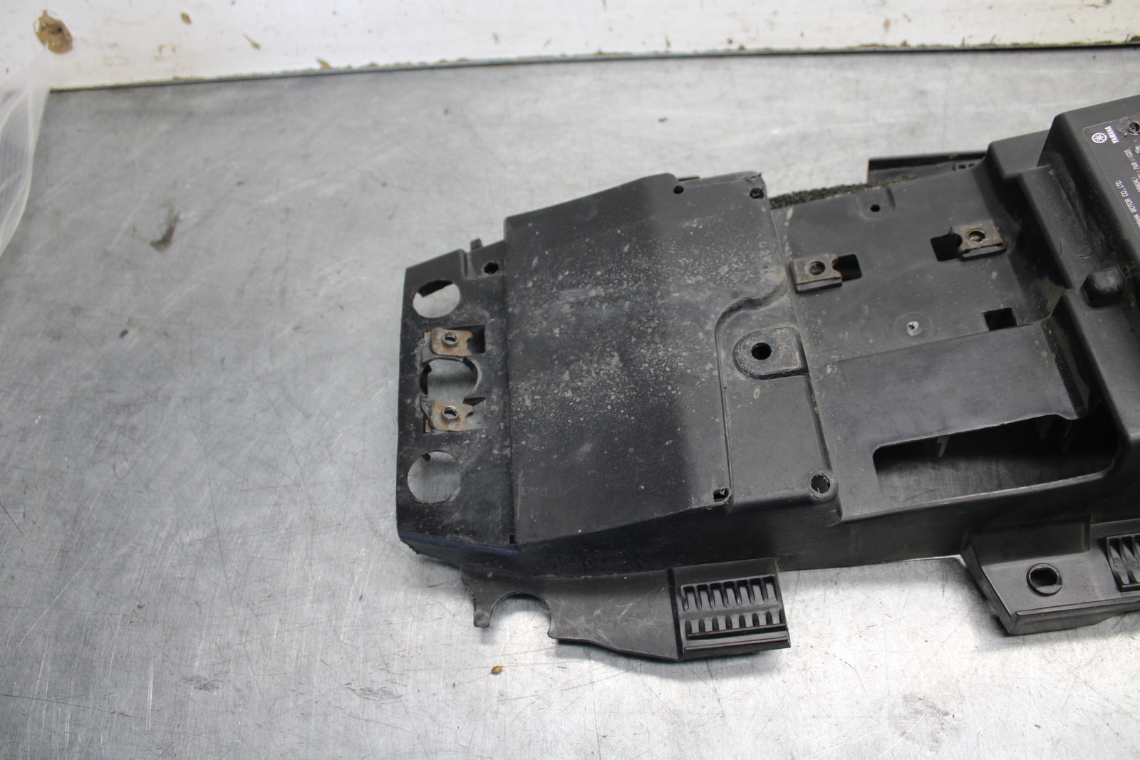 16-21 YAMAHA XSR900 REAR BACK TAIL UNDERTAIL BATTERY TRAY PLASTIC BB664