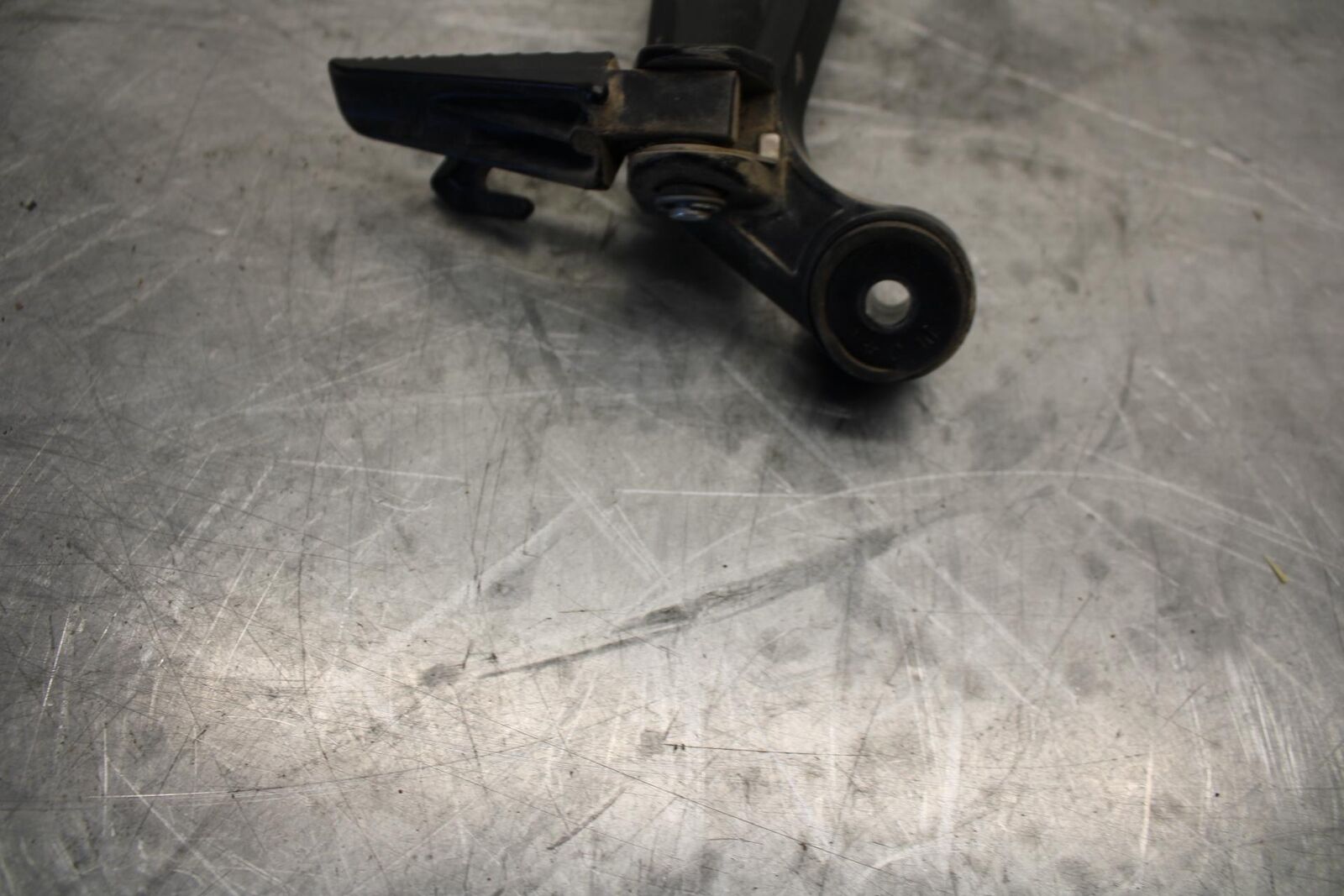 15-21 SUZUKI GSXR600 RIGHT REAR BACK PASSENGER PEG BB463