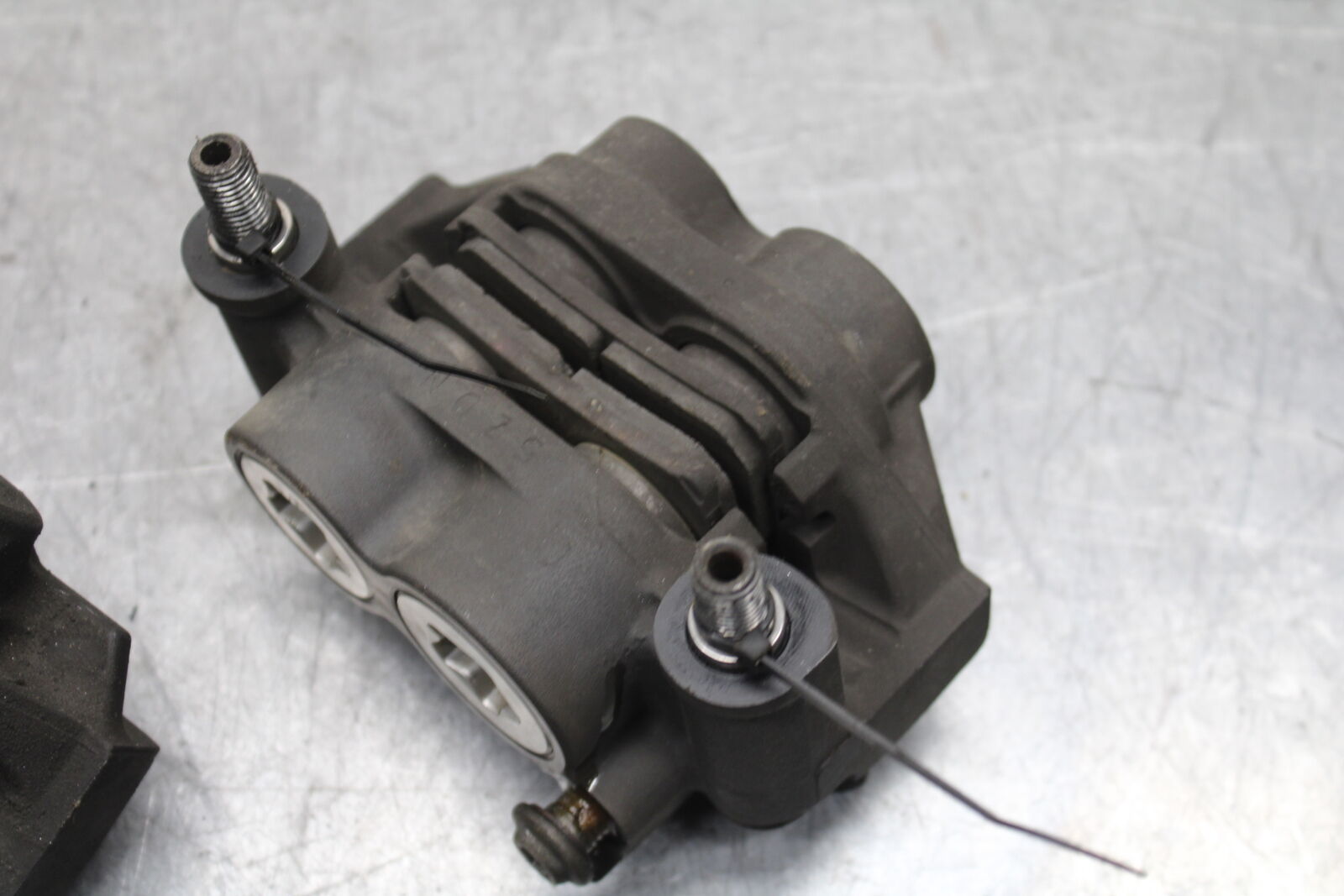 06 YAMAHA YZF R6 RIGHT LEFT FRONT BRAKE CALIPER SET PAIR CALIPERS BB716