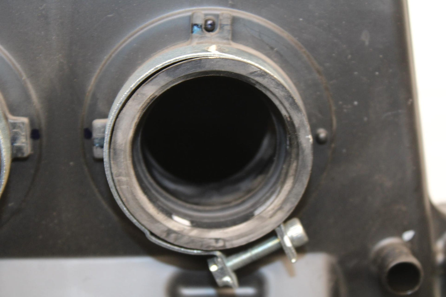 19-22 KAWASAKI Z400 AIRBOX AIR INTAKE FILTER BOX BB586