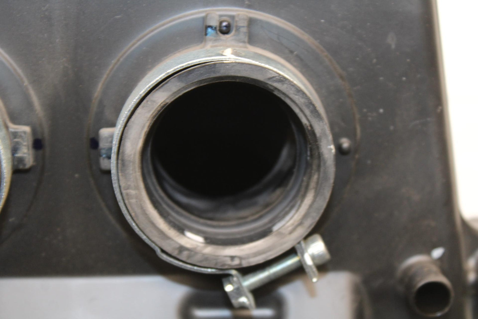 19-22 KAWASAKI Z400 AIRBOX AIR INTAKE FILTER BOX BB586