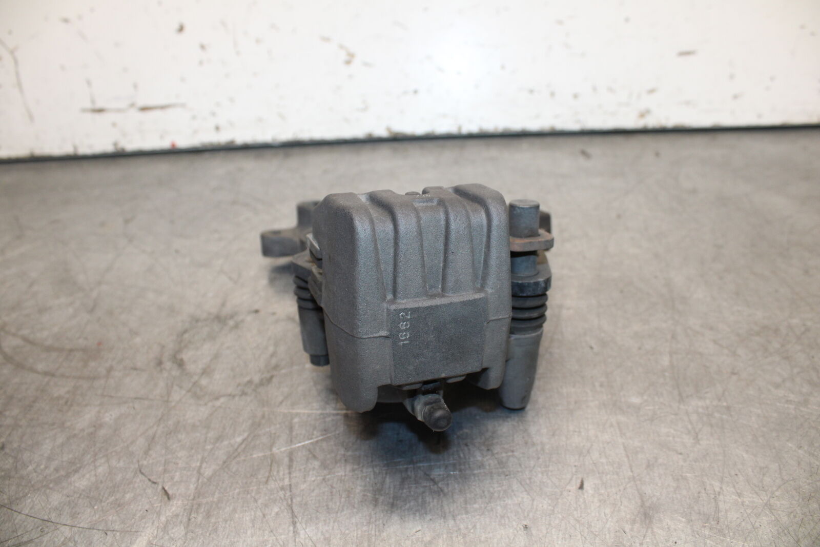 12-17 KAWASAKI ER-6N Z650 REAR BACK BRAKE CALIPER W MOUNT BRACKET BB709