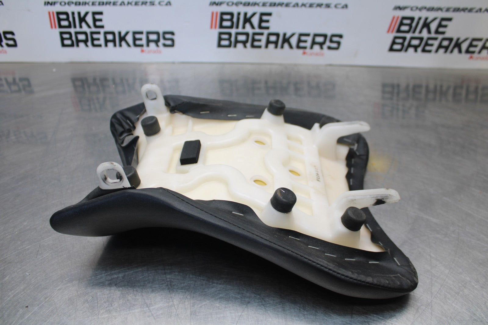 08-10 SUZUKI GSXR 600 FRONT DRIVERS SEAT PAD SADDLE PILLION BB202