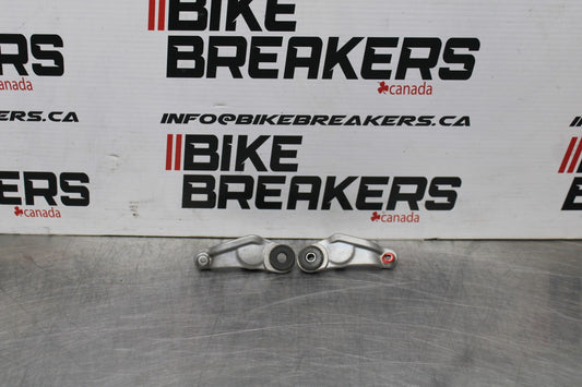 08-16 YAMAHA YZF R6 FRONT GAS TANK BRACKET MOUNT BB856