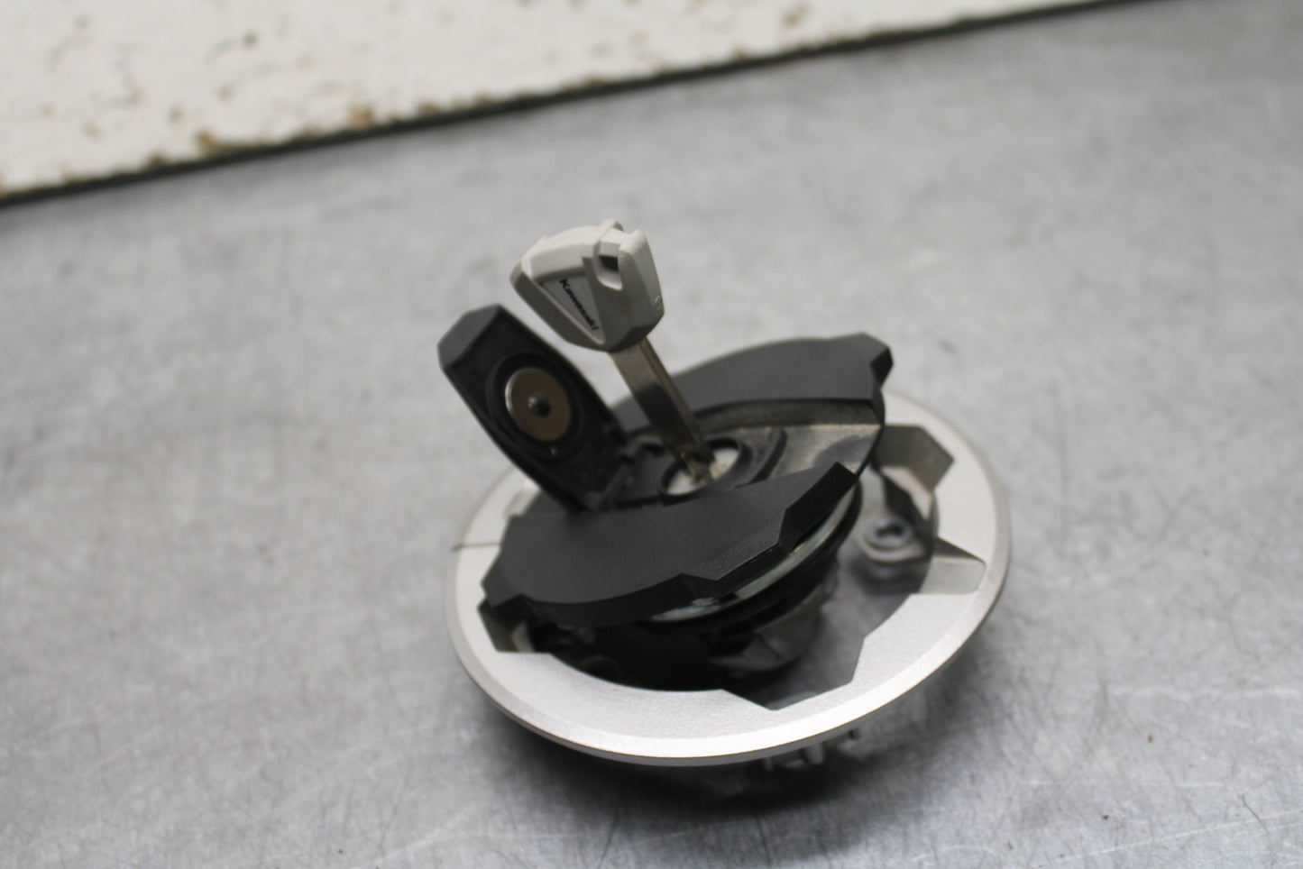 24 KAWASAKI NINJA 500 ABS FUEL TANK GAS CAP BB730