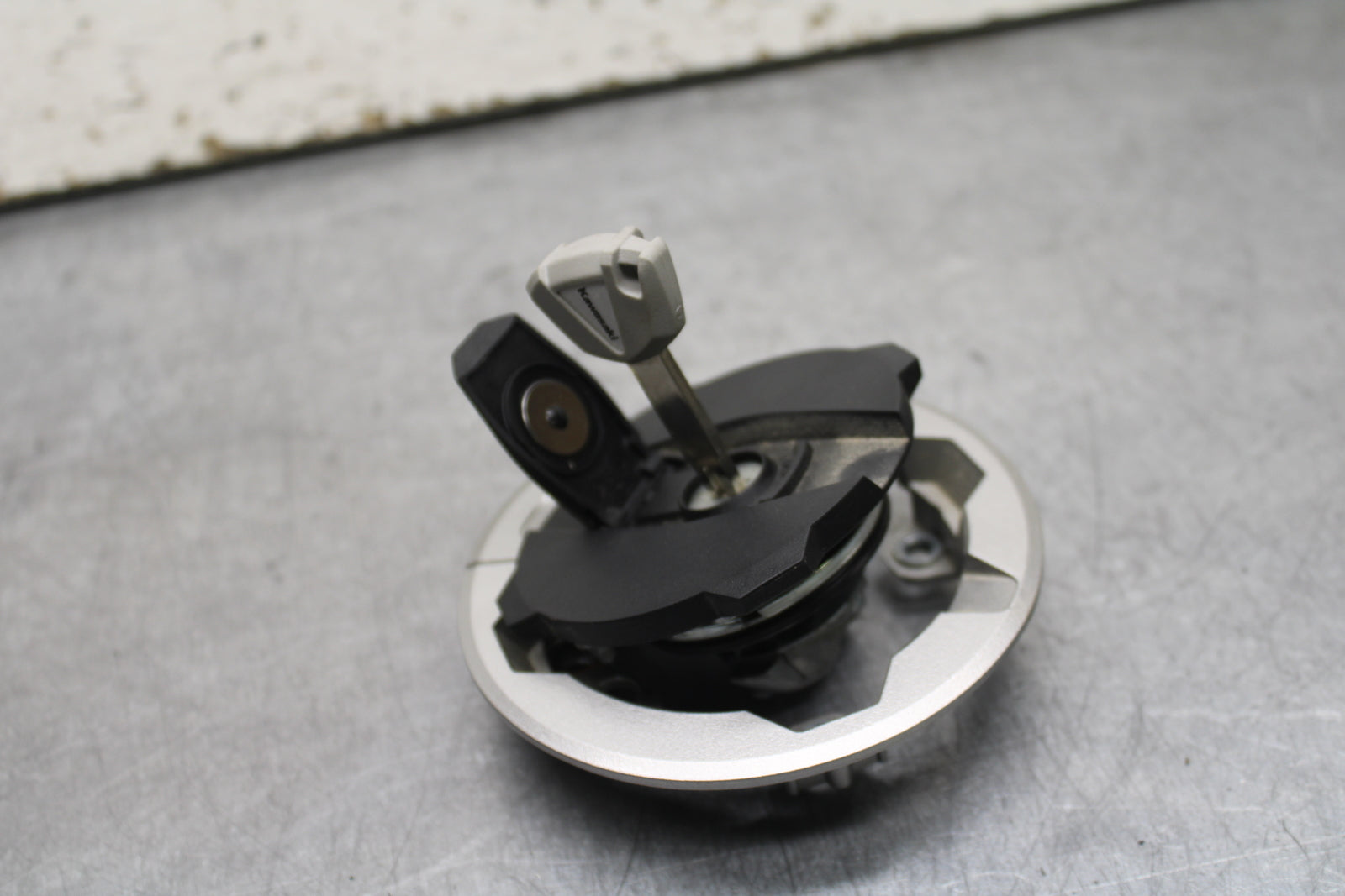 24 KAWASAKI NINJA 500 ABS FUEL TANK GAS CAP BB730