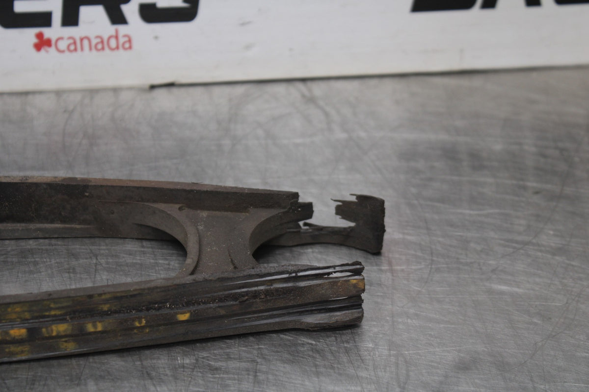 03 YAMAHA YZF R1 SWINGARM CHAIN BUFFER SLIDER GUIDE BB895