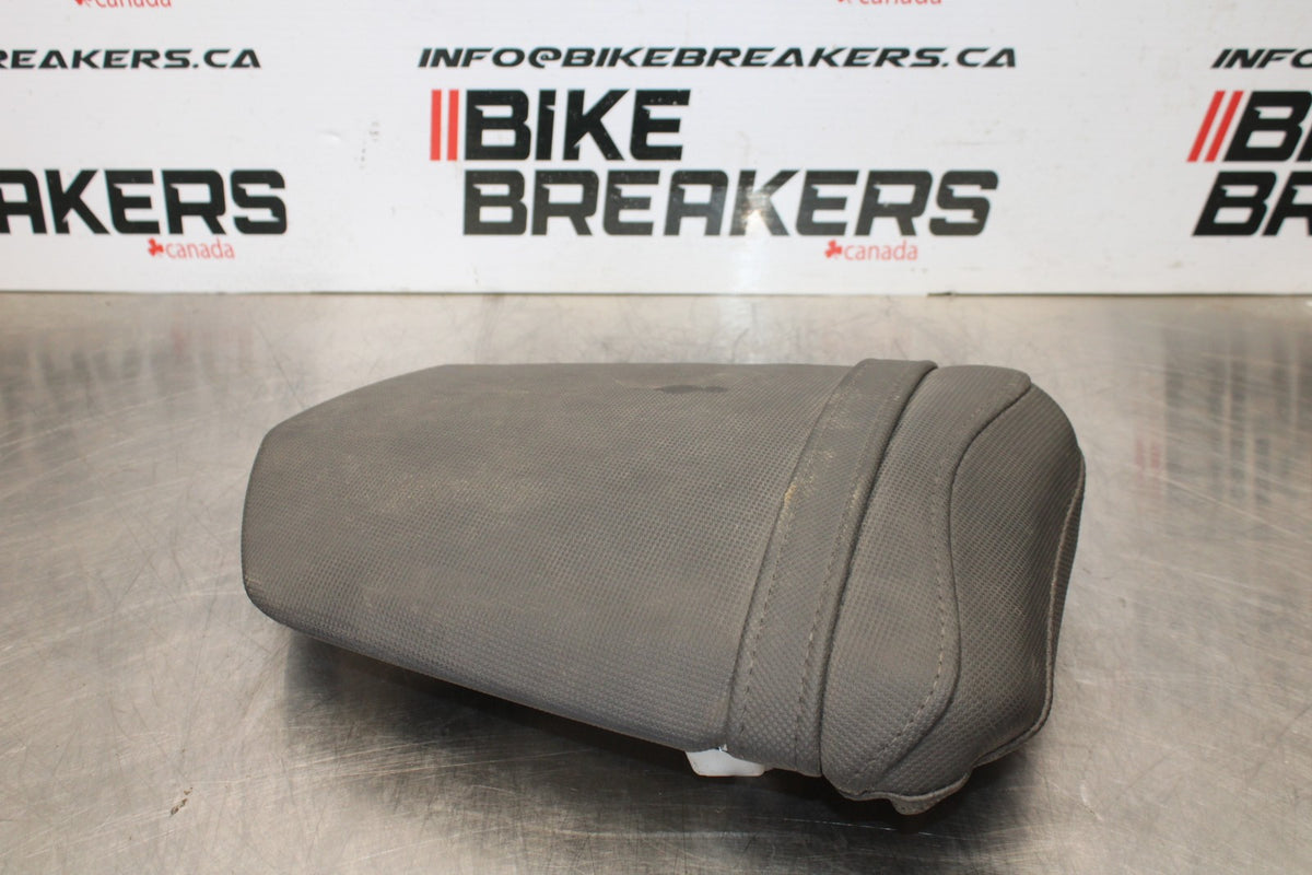 04-06 YAMAHA YZF R1 REAR BACK PASSENGER TANDEM SEAT PAD SADDLE PILLION BB160