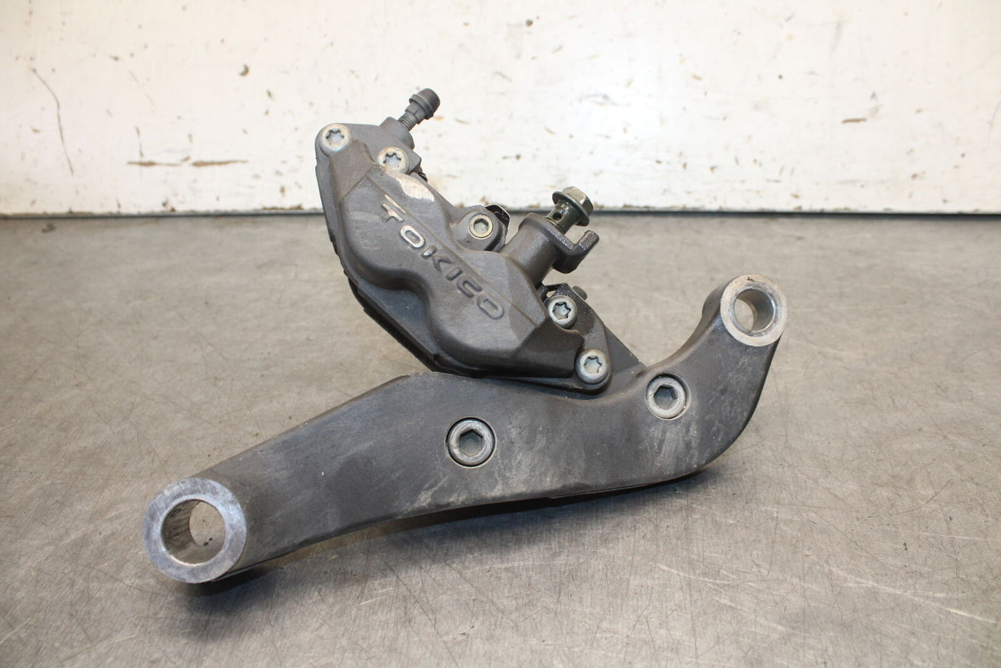 05-09 SUZUKI BOULEVARD C90 REAR BACK BRAKE CALIPER W MOUNT BRACKET BB692