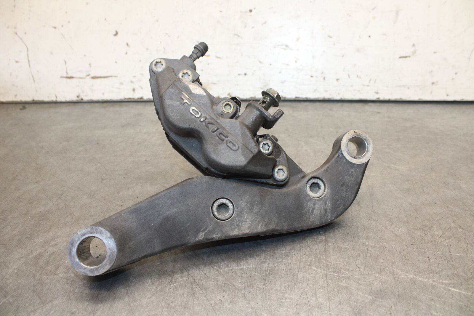 05-09 SUZUKI BOULEVARD C90 REAR BACK BRAKE CALIPER W MOUNT BRACKET BB692