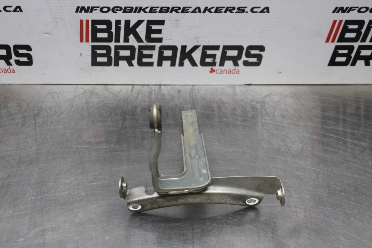 09 SUZUKI GSXR1000 OIL COOLER MOUNTING BRACKET MOUNT SUPPORT BB777