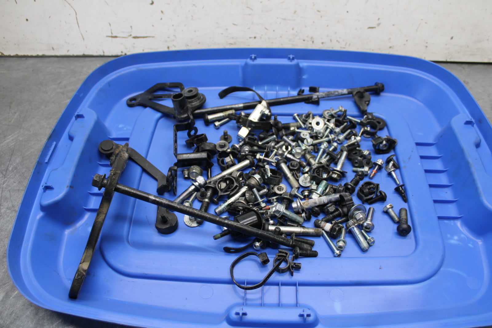 22-24 YAMAHA XSR900 MOUNTING BOLTS HARDWARE MOTOR SCREWS BB683