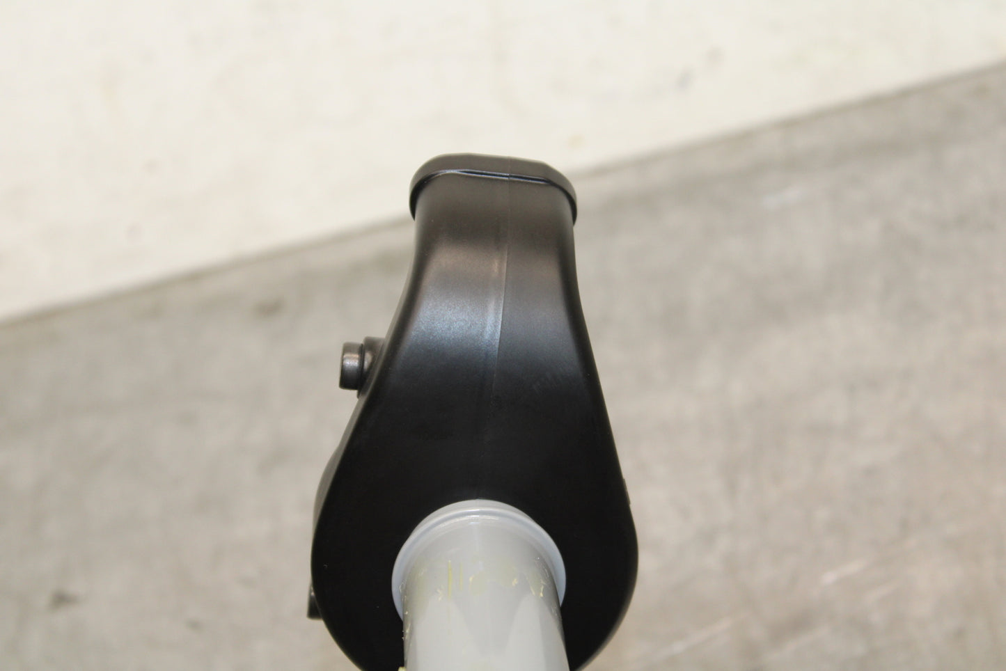 12-25 KAWASAKI NINJA ZX14R NEW!! THROTTLE CABLE LINE HOUSING GUIDE BB757