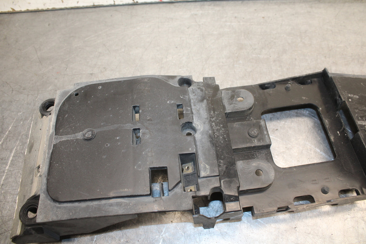 06 YAMAHA YZF R6 REAR BACK TAIL UNDERTAIL BATTERY TRAY PLASTIC BB716