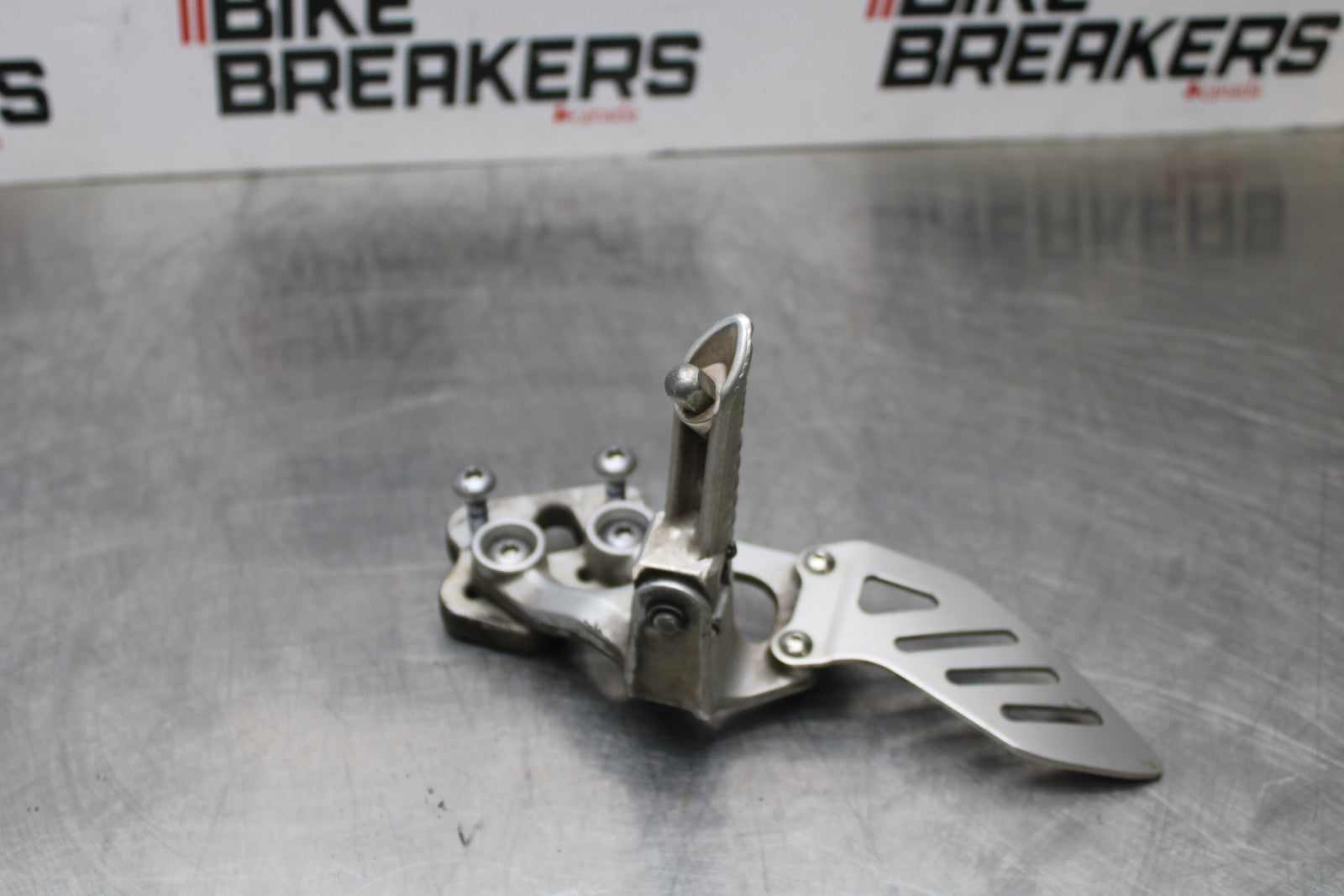 06-07 SUZUKI GSXR 600 LEFT REARSET REAR SET DRIVER FOOT PEG REST STOP BB178