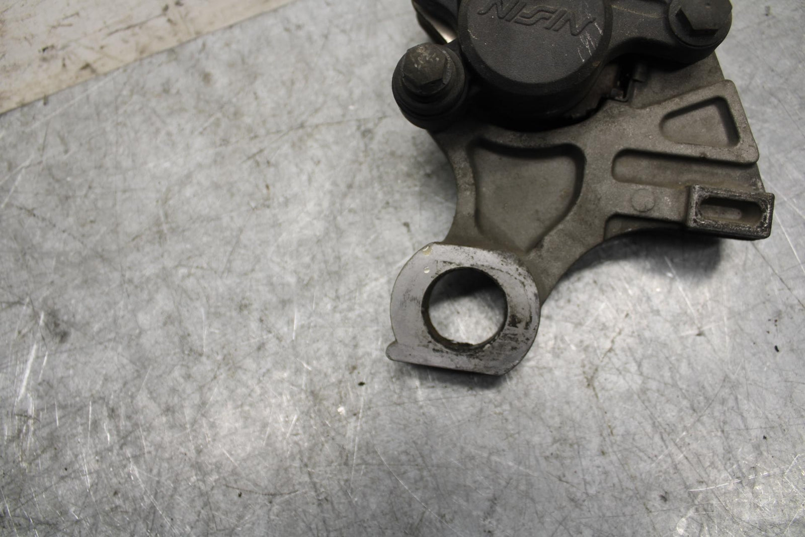2003 Yamaha YZF R6 REAR BACK BRAKE CALIPER W MOUNT BRACKET BB539