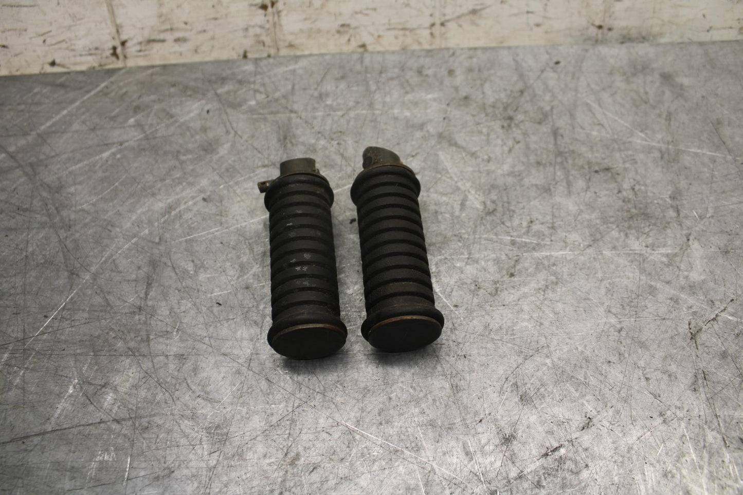 1982 Suzuki GS450L REAR PASSENGER FOOT STEP PEG BB52
