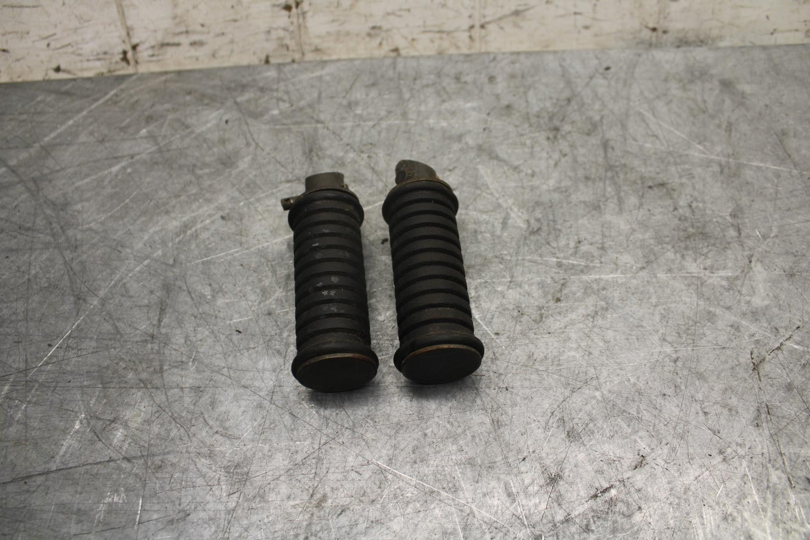 1982 Suzuki GS450L REAR PASSENGER FOOT STEP PEG BB52