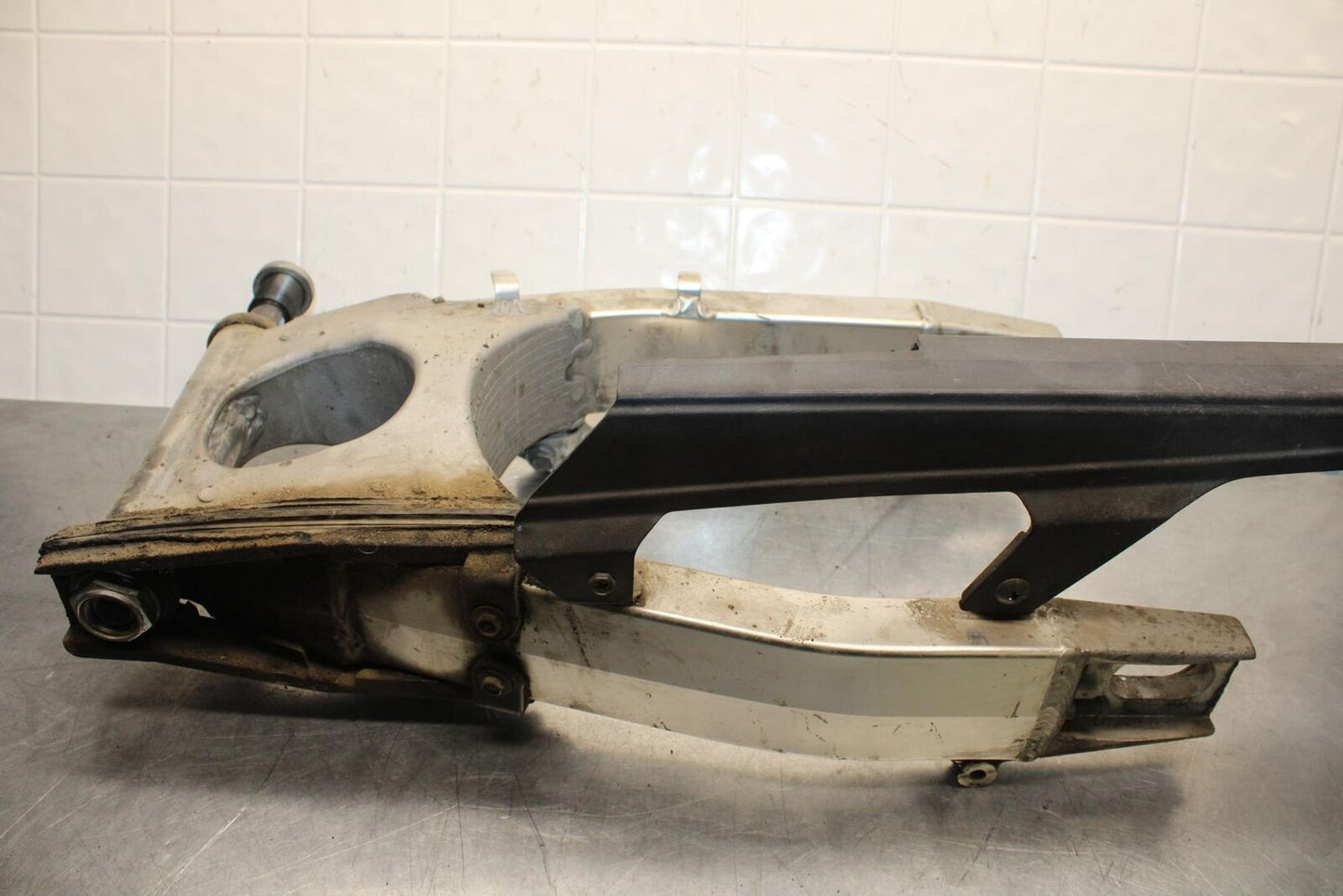 1999 Suzuki GSXR600 REAR SWINGARM BACK SUSPENSION SWING ARM BB580