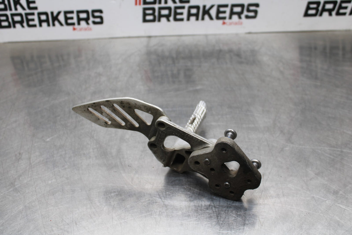 06-07 SUZUKI GSXR 600 LEFT REARSET REAR SET DRIVER FOOT PEG REST STOP BB178