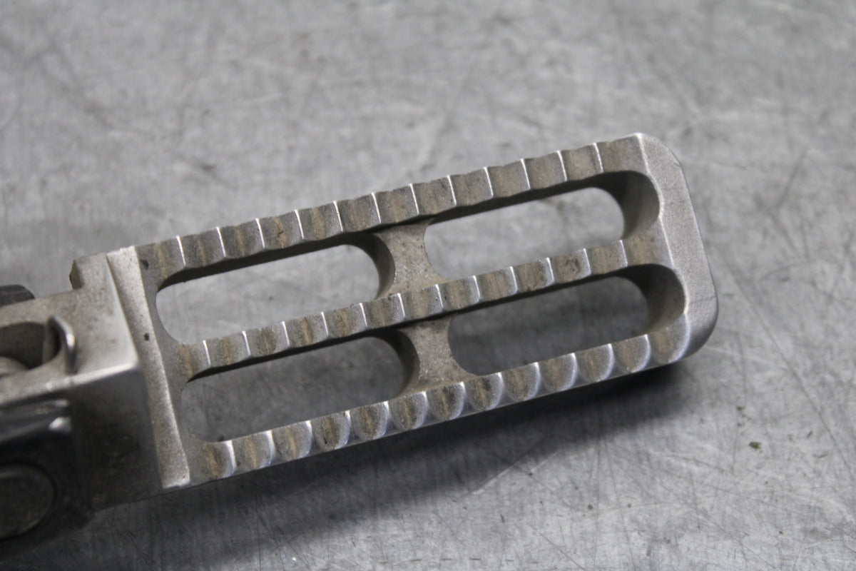 01-06 TRIUMPH TIGER 955I LEFT FRONT FOOT REST PEG STEP BB693