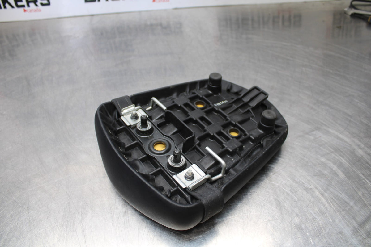 06-07 SUZUKI GSXR 600 REAR BACK PASSENGER TANDEM SEAT PAD SADDLE PILLION BB178