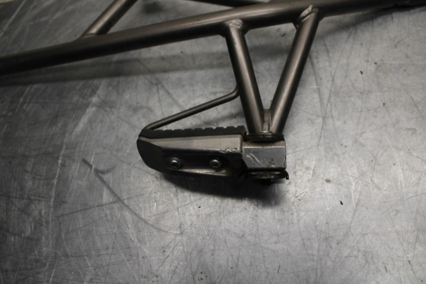 11-14 KAWASAKI VERSYS 650 LE 650C RIGHT REAR BACK PASSENGER PEG BB498