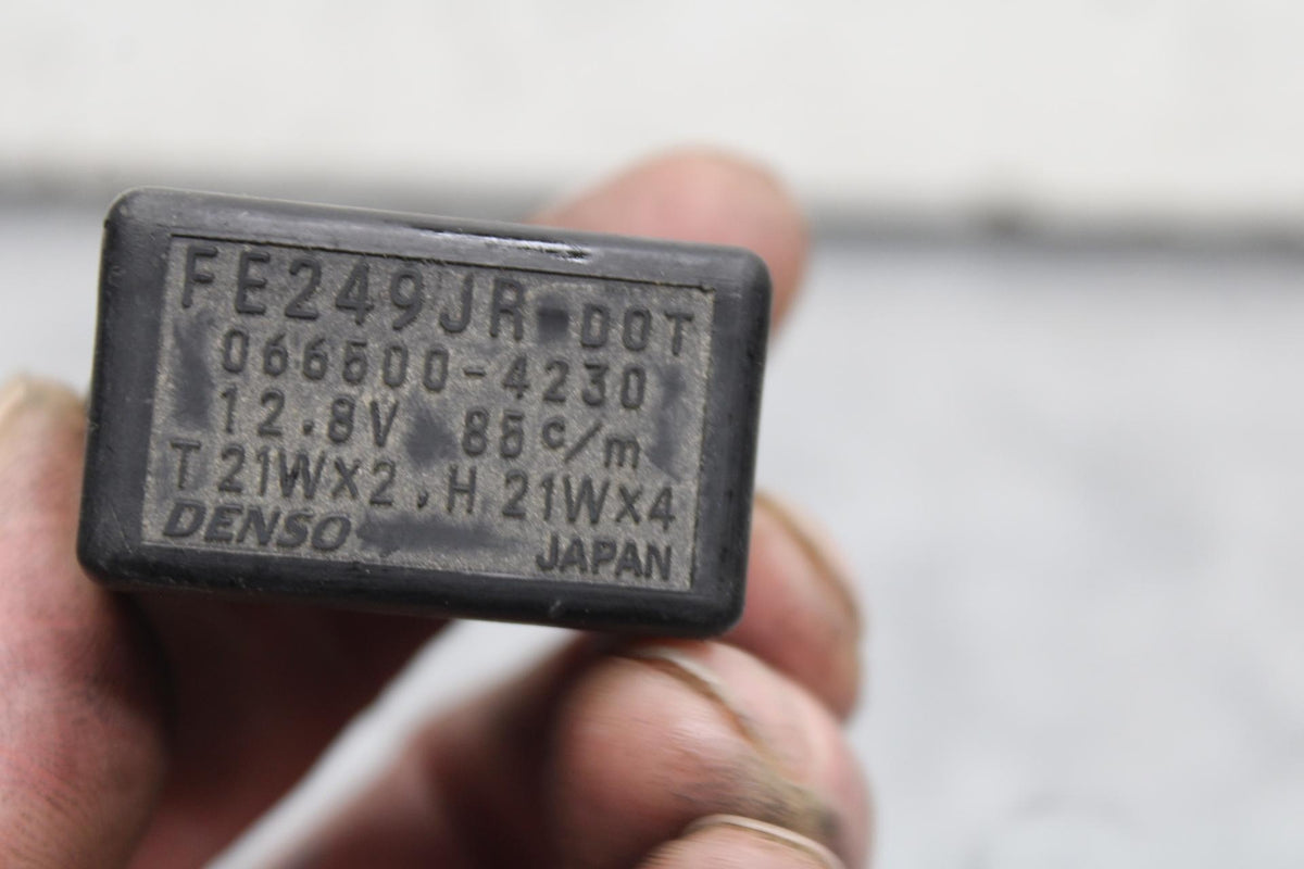 06-07 SUZUKI GSXR 600 750 TURN SIGNAL BLINKER RELAY FLASHER SWITCH BB98
