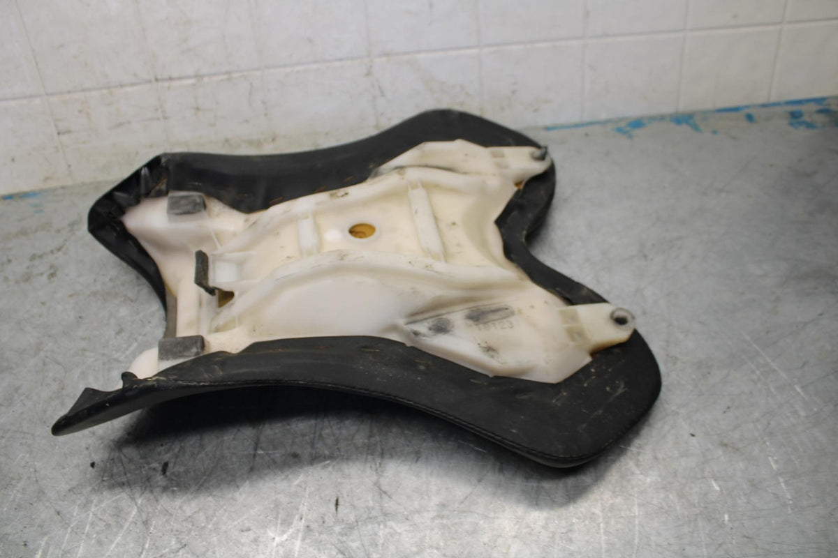 04-06 YAMAHA YZF R1 FRONT DRIVERS SEAT PAD SADDLE PILLION 5VY-24710-00-00 BB432