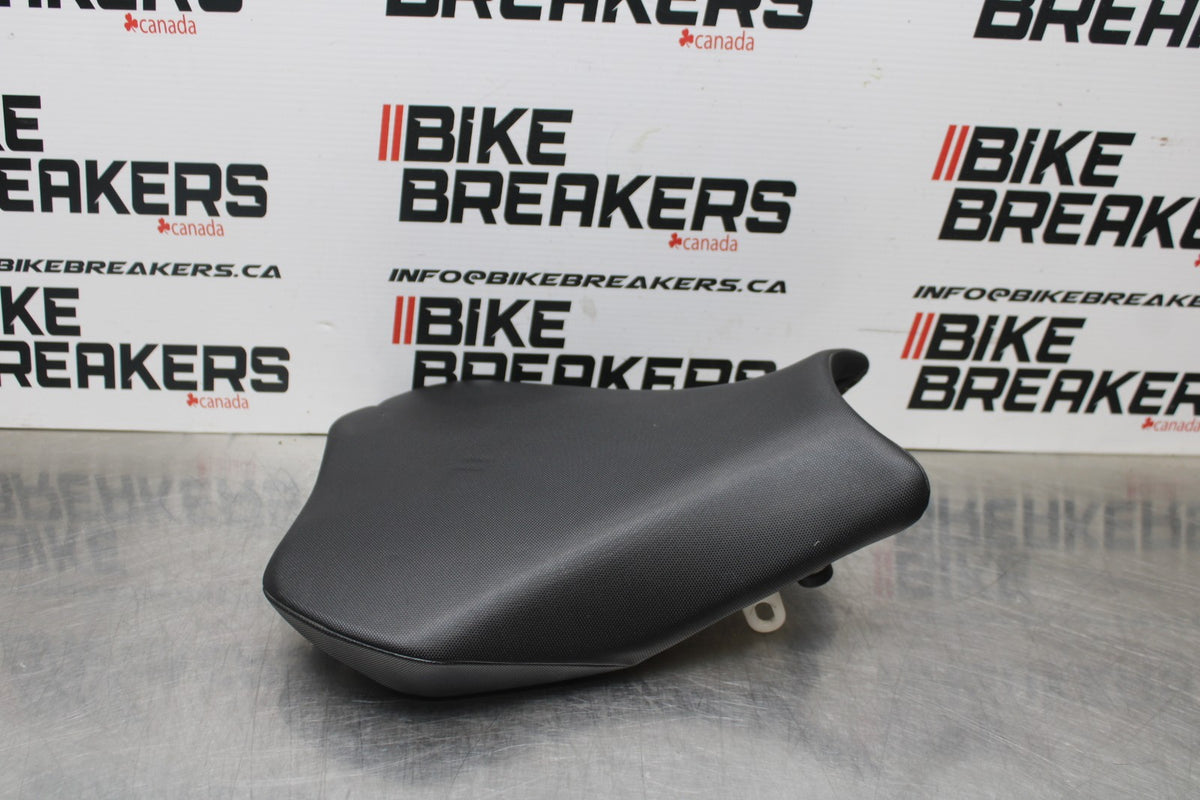24-25 SUZUKI GSXR1000 FRONT DRIVERS SEAT PAD SADDLE PILLION BB767