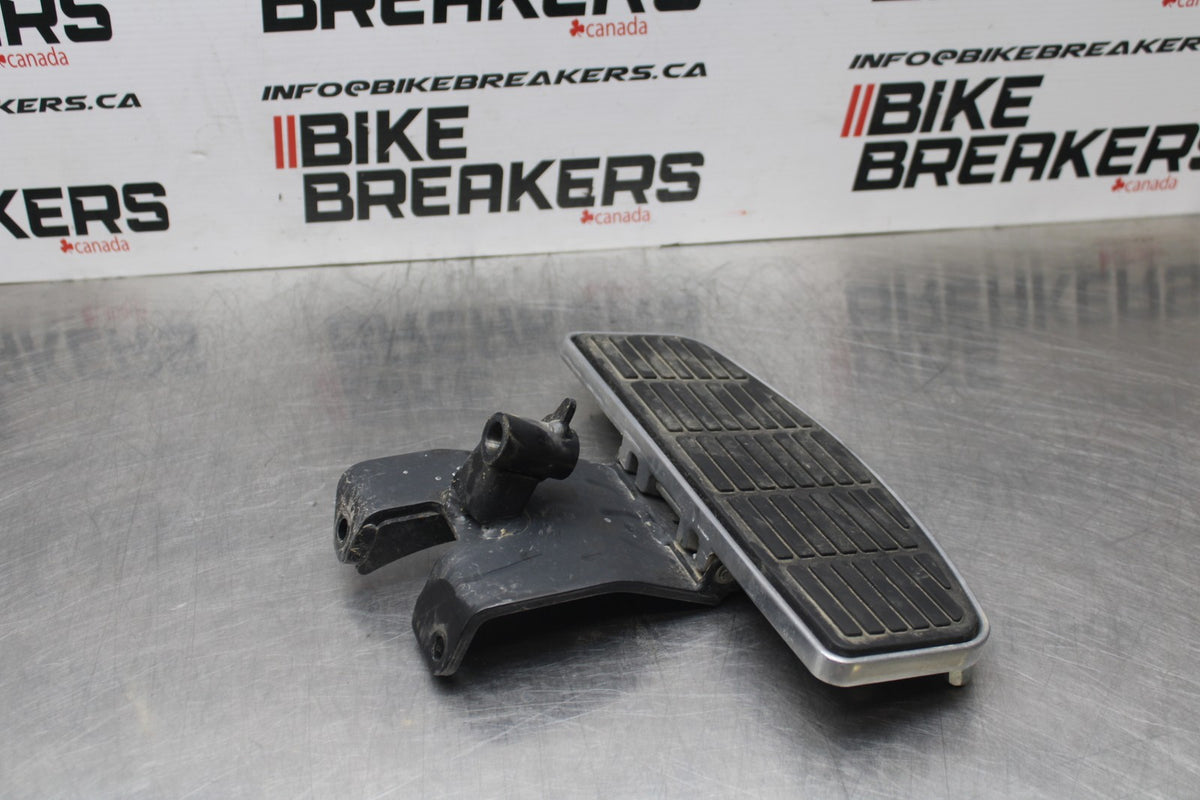 15 SUZUKI BOULEVARD C50 RIGHT FRONT FOOT REST PEG STEP BB775