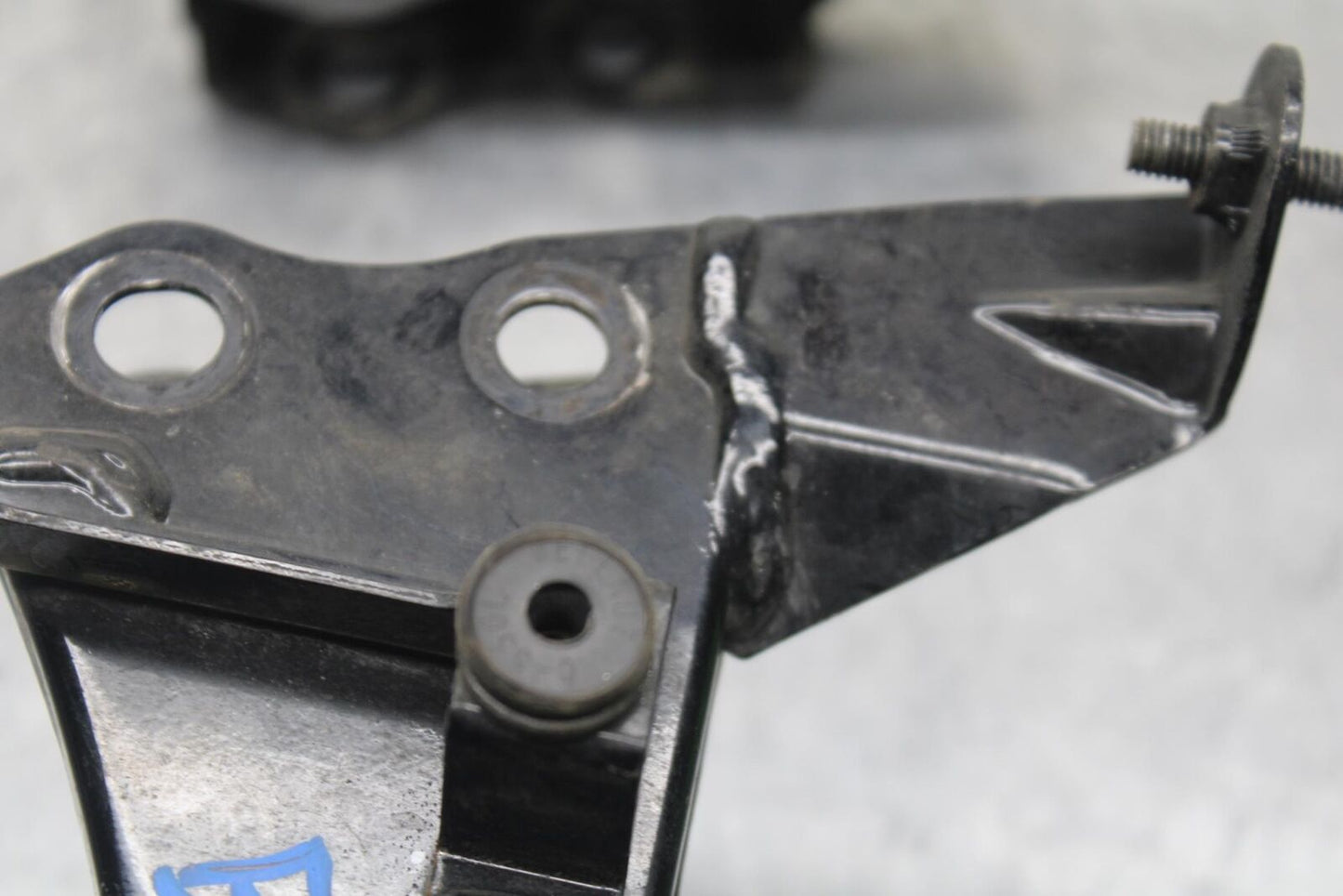 2009 Kawasaki Ninja 250R EX250J ENGINE MOUNT MOTOR BRACKET BB87