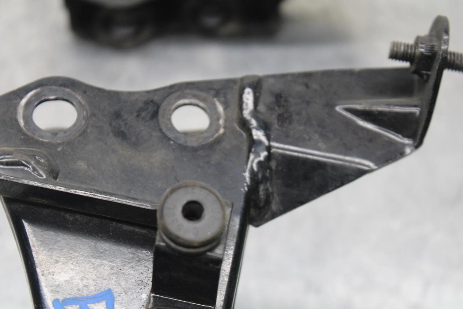 2009 Kawasaki Ninja 250R EX250J ENGINE MOUNT MOTOR BRACKET BB87