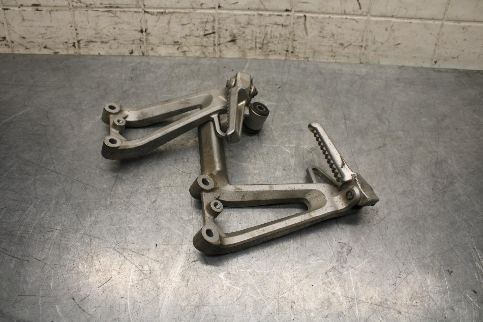 2006 Honda CBR600F4i REAR BACK PASSENGER PEG SET PAIR 50720-K26-305 BB567