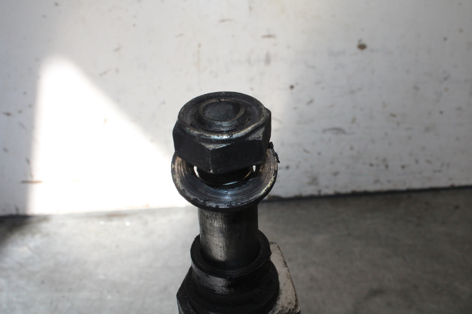 07-08 TRIUMPH DAYTONA 675 REAR AXLE BACK WHEEL RIM PIVOT BOLT AXEL BB685