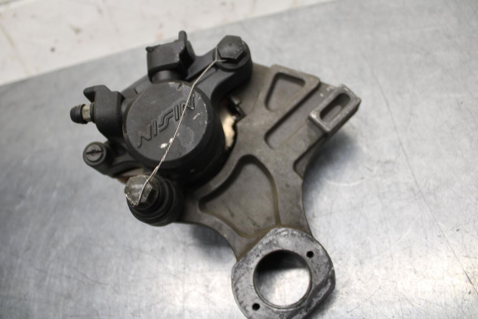 05 YAMAHA YZF R6S REAR BACK BRAKE CALIPER W MOUNT BRACKET BB600