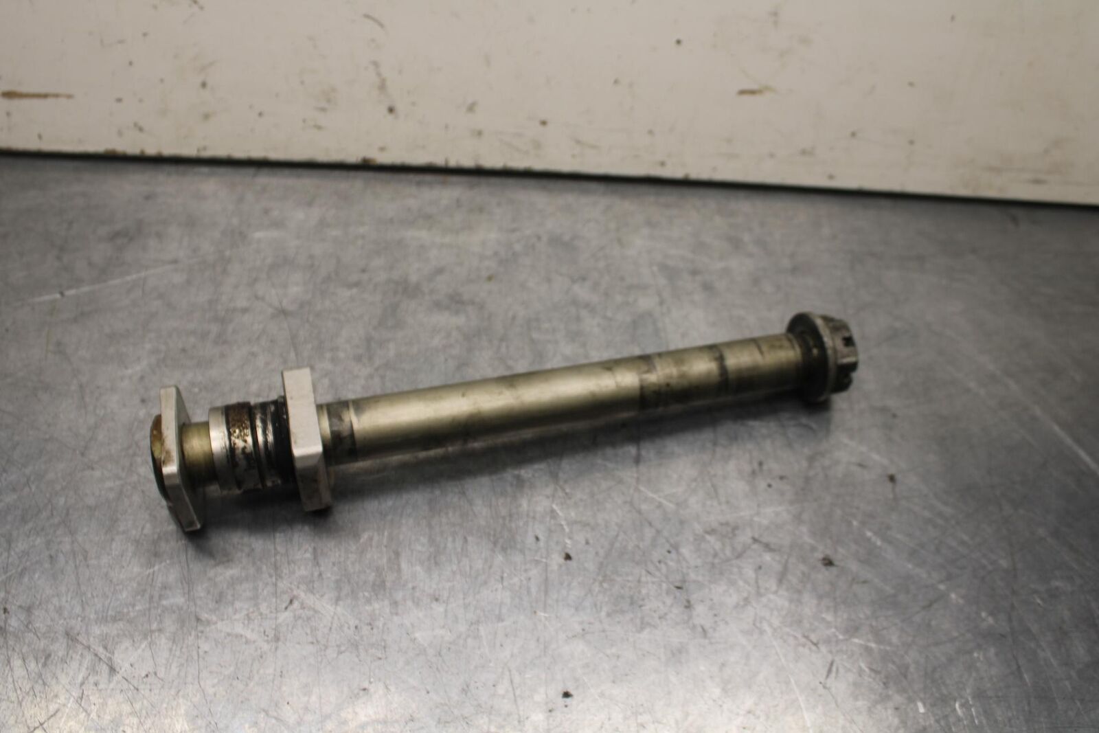 06-07 SUZUKI GSXR 600 REAR AXLE BACK WHEEL RIM PIVOT BOLT AXEL BB104