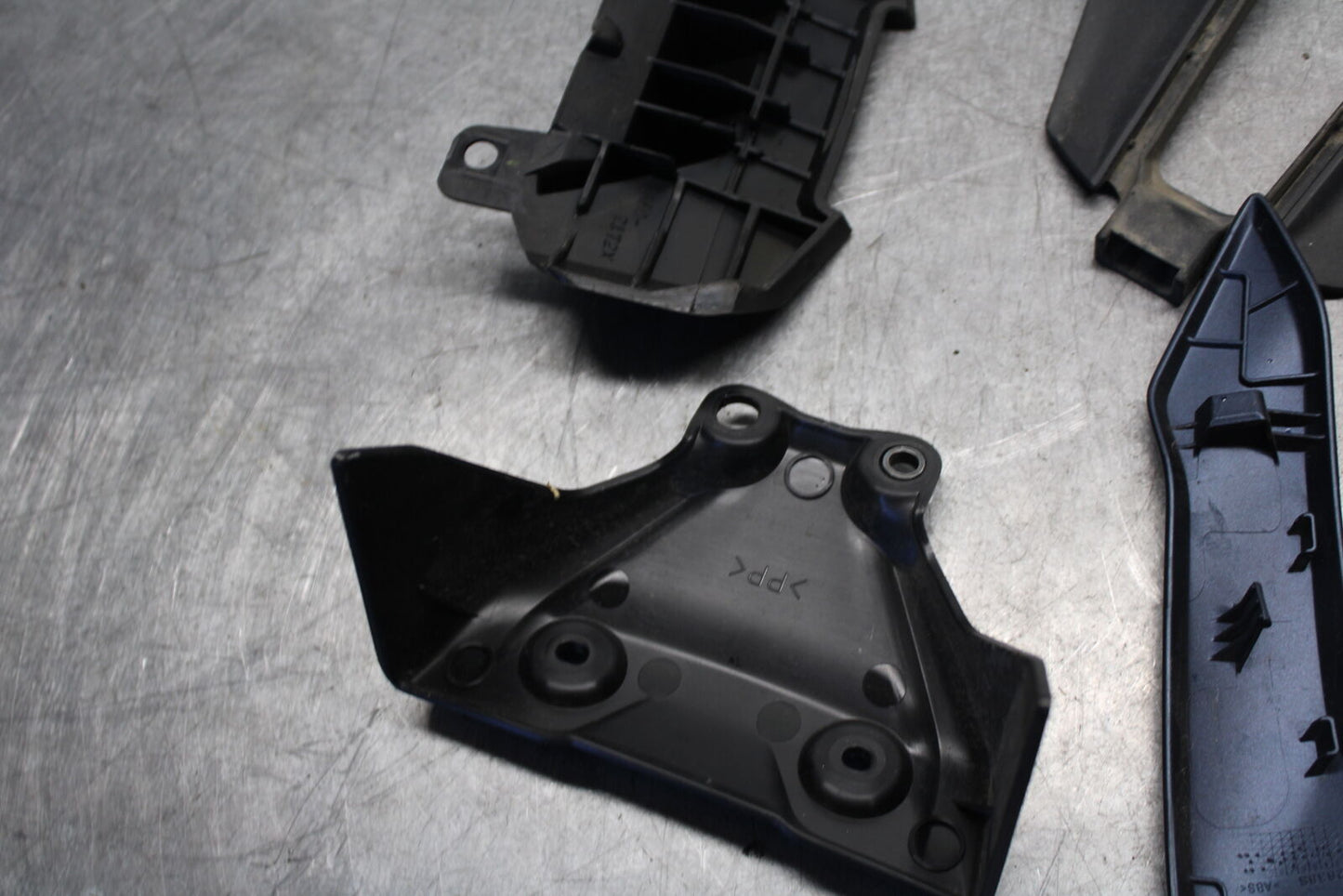 21-24 YAMAHA MT-07 MISCELLANEOUS PANELS COVERS TRIM  COWLS BB662