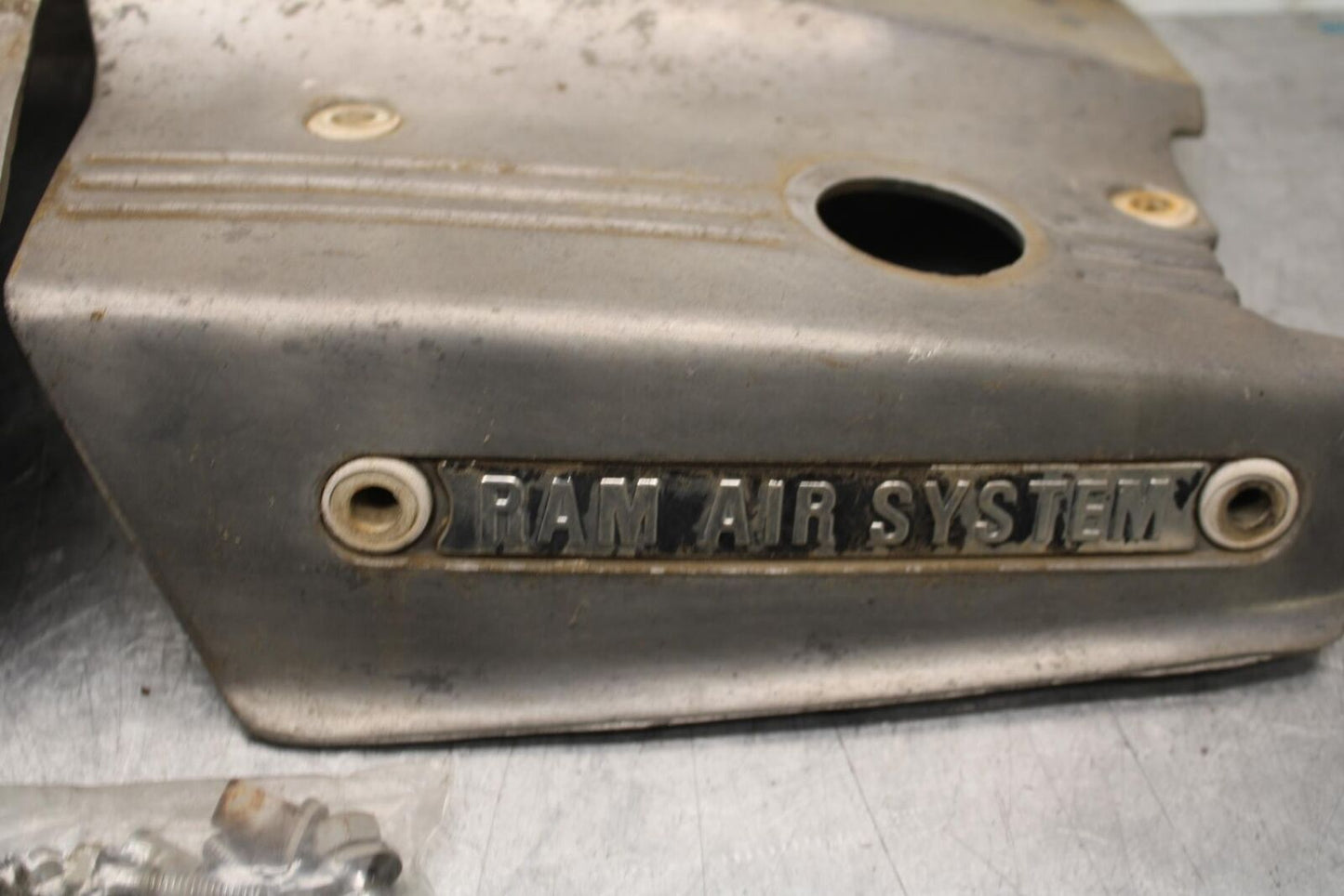 75 SUZUKI GT 550 RIGHT RAM AIR INTAKE DUCT TUBE BB67
