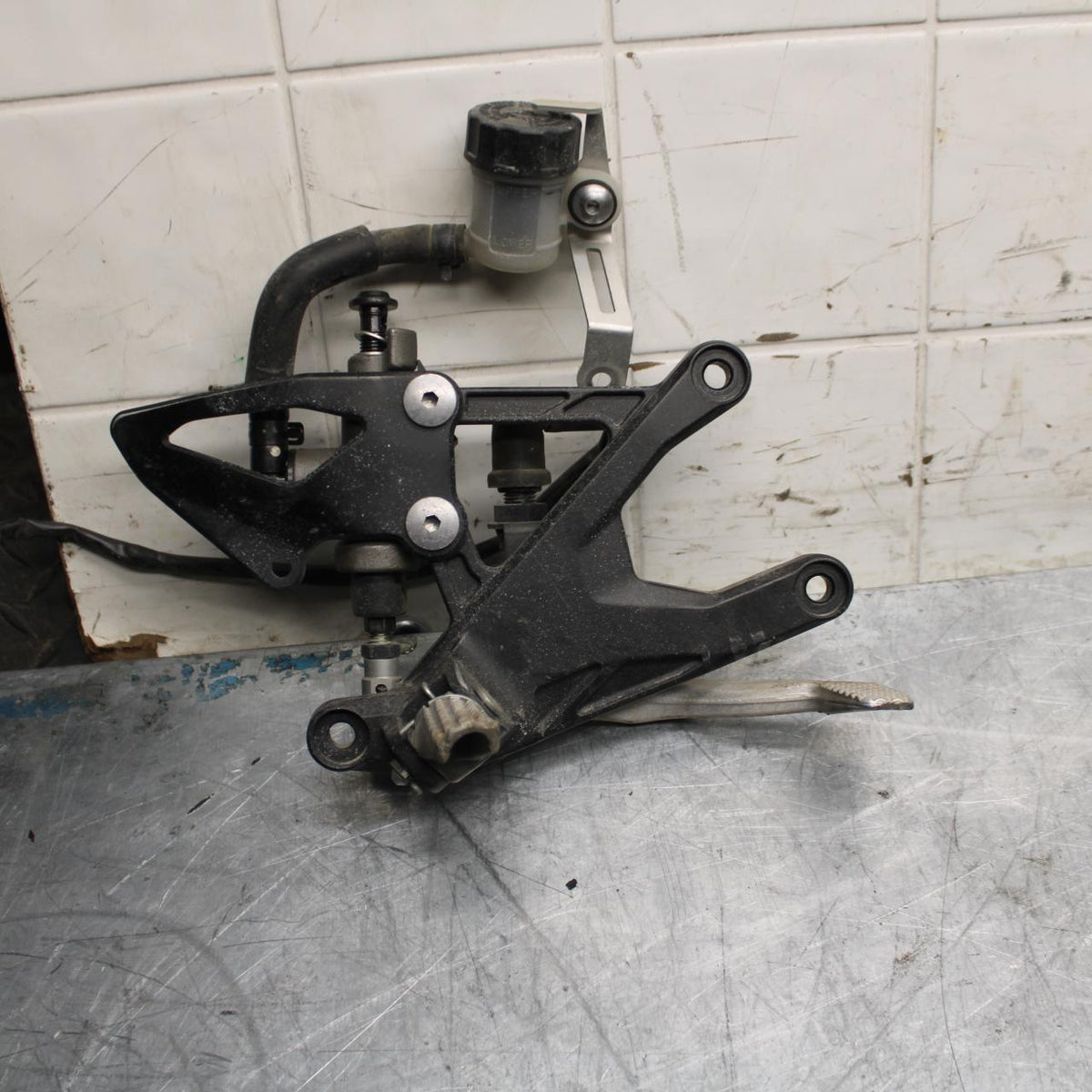 18 YAMAHA YZF R1  RIGHT REARSET REAR SET DRIVER FOOT PEG REST STOP BB473