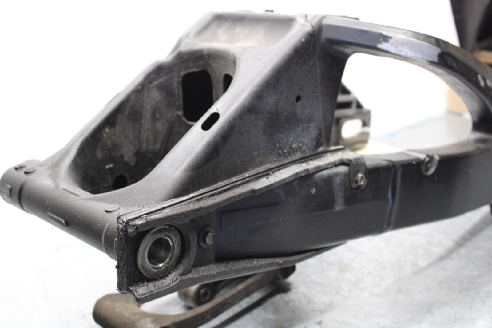 2006 Suzuki GSXR600 REAR SWINGARM BACK SUSPENSION SWING ARM BB447