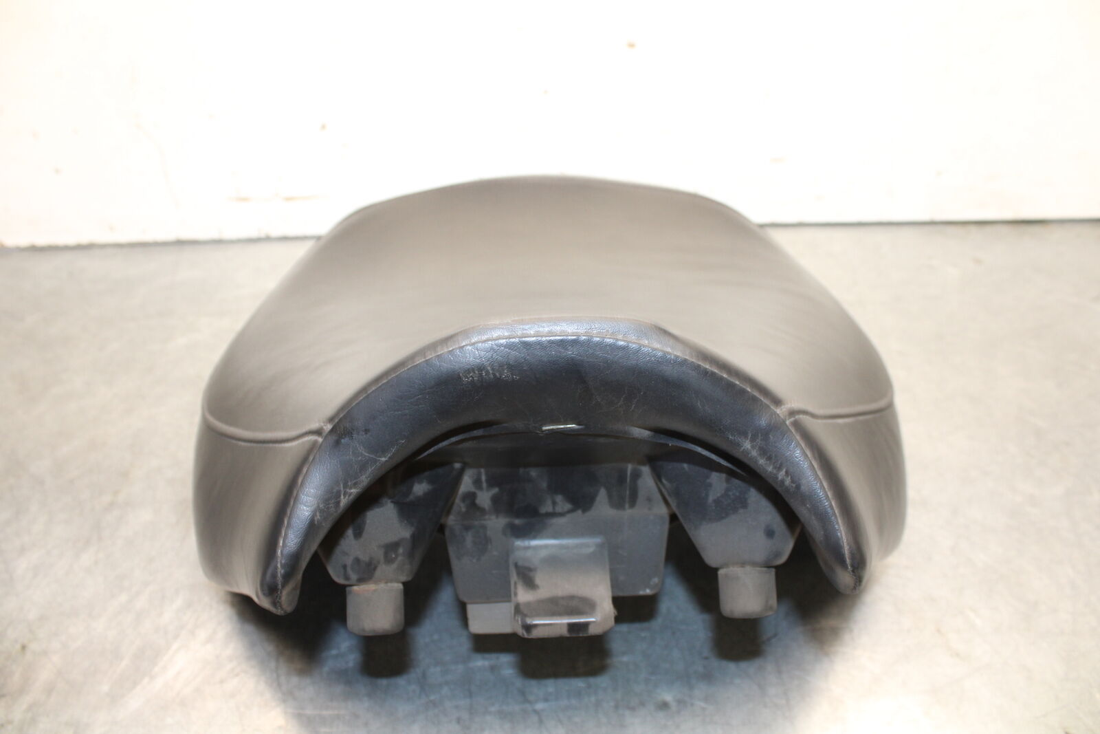 05-06 SUZUKI BOULEVARD M50 FRONT SEAT 45100-10F00-R22 45100-41F02-48H BB671